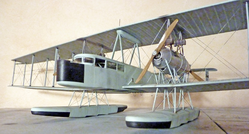 Maquette du Zeppelin Staaken L vue de trois quarts avant, flotteurs et haubanage détaillés
