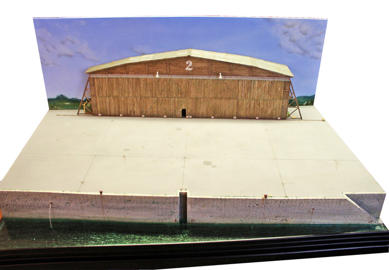 Diorama du hangar à dirigeables et de son quai, avec fond de ciel peint