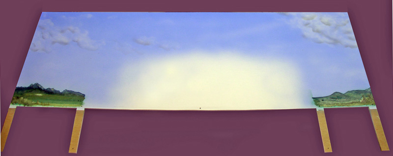 Toile de fond peinte du diorama, ciel nuageux et collines, montée sur supports