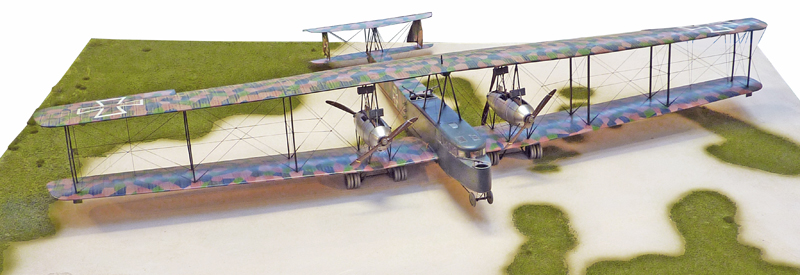 Diorama du Zeppelin Staaken L camouflé en losanges sur socle herbeux enneigé