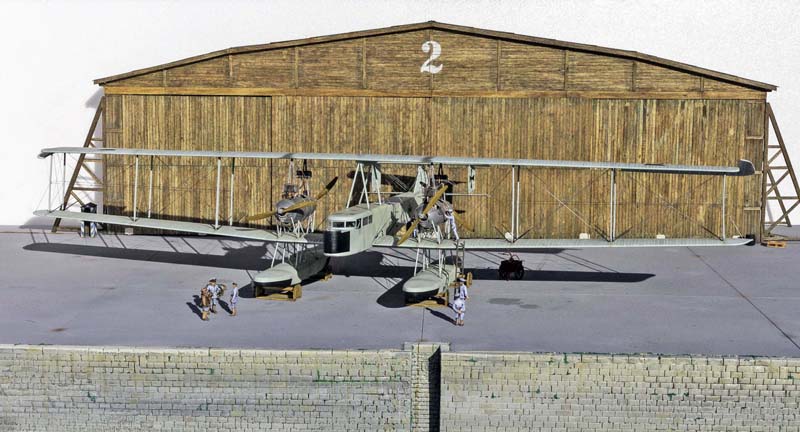 Diorama du Zeppelin Staaken L hydravion devant son hangar en bois, équipage et quai
