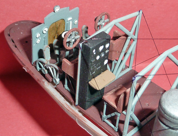 Cockpit ouvert du Zeppelin Staaken L montrant sièges, volants et tableau de bord détaillés