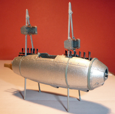 Nacelle moteur du Zeppelin Staaken L montée sur béquilles, mâts et échappements peints, fond rouge