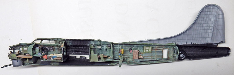 Maquette de fuselage de bombardier ouvert montrant l'intérieur détaillé avec aménagements et empennage gris
