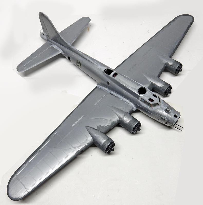 Maquette grise d'un bombardier quadrimoteur en cours de montage vue de dessus