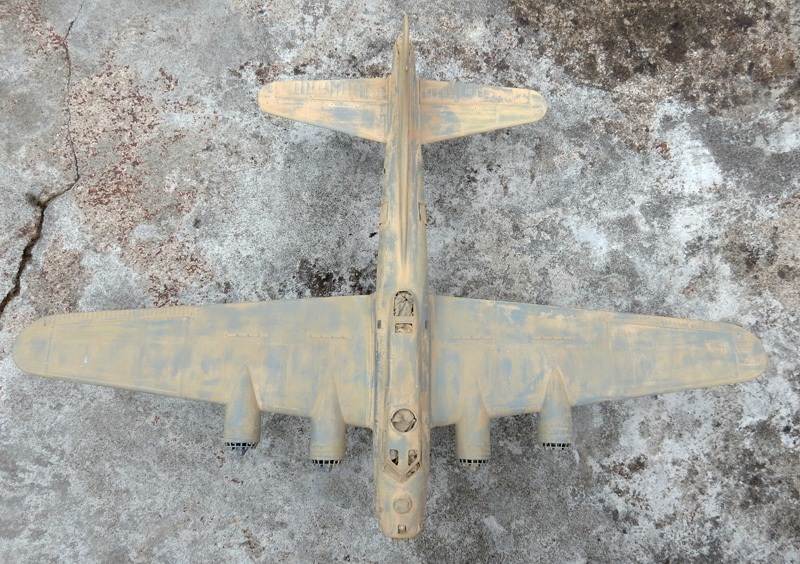 Maquette d'avion bombardier quadrimoteur vue de dessus posée sur un sol béton