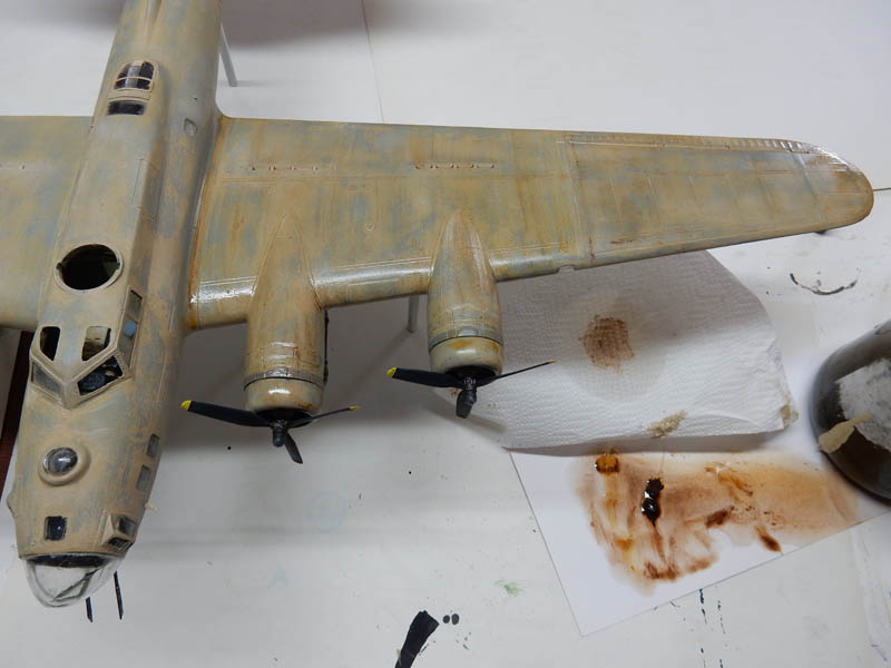 Maquette d'avion bombardier Streamliner avec patine et vieillissement des moteurs sur l'aile