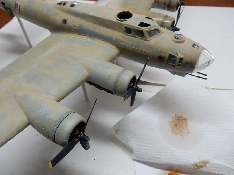 Maquette de bombardier quadrimoteur en cours de patine, ailes avec moteurs et hélices peintes