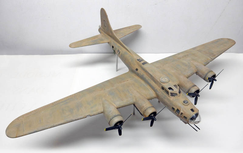 Maquette de bombardier quadrimoteur en camouflage sable vue de trois quarts avant sur fond clair