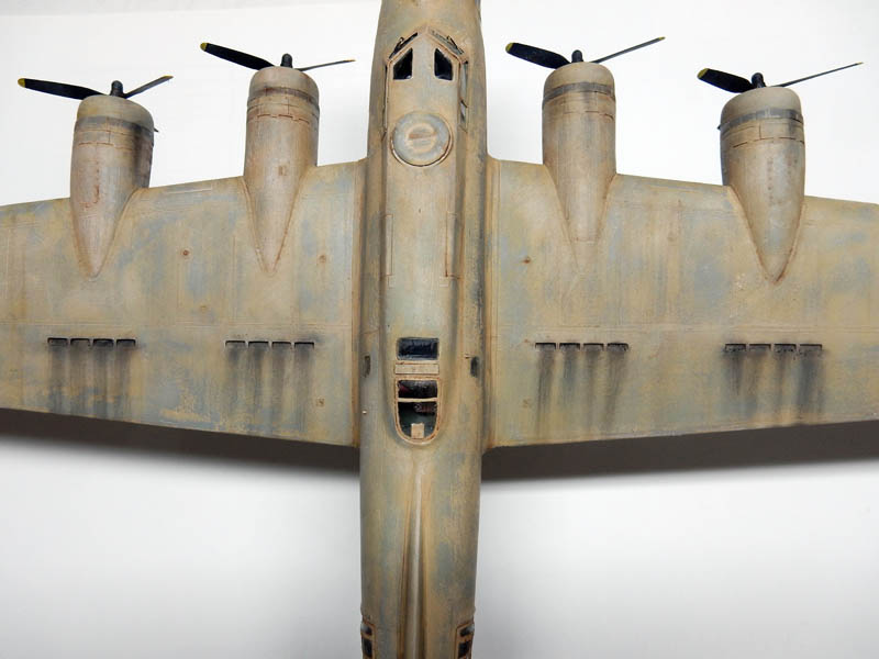 Vue de dessous d'une maquette de bombardier quadrimoteur Streamliner avec hélices et patine vieillie