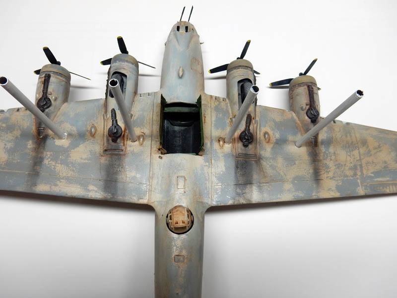 Maquette d'avion quadrimoteur vue de dessous, fuselage et ailes patinés effet vieilli