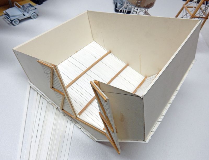 Maquette en carton d'un bâtiment ouvert avec structure interne en baguettes de bois