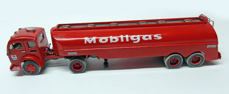 Maquette de camion-citerne rouge Mobilgas avec semi-remorque Fruehauf, vue de profil