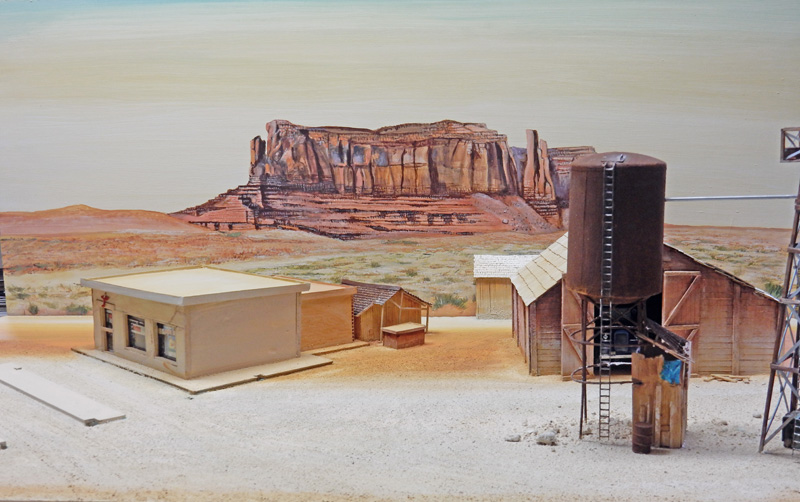 Diorama de désert avec château d'eau, bâtiments et mesa rocheuse en arrière-plan peint