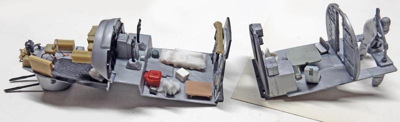 Deux maquettes d'intérieur de cockpit en cours de montage et de peinture détaillée