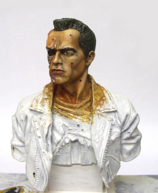 Buste T800 peint, visage endommagé avec œil rouge et blouson de cuir blanc