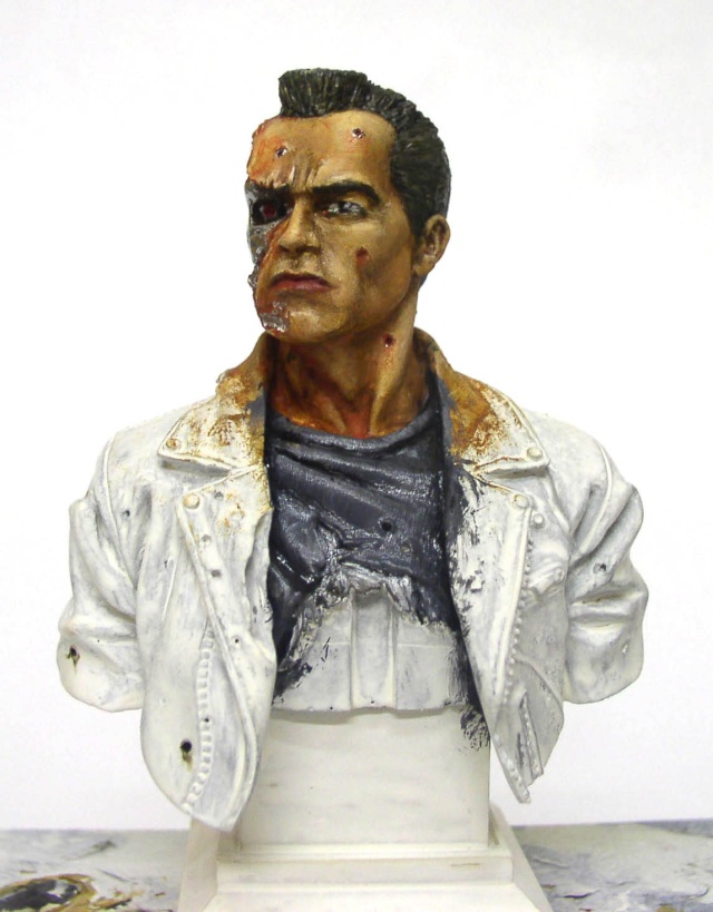 Buste peint du T800 en blouson blanc, visage endommagé révélant l'œil mécanique rouge