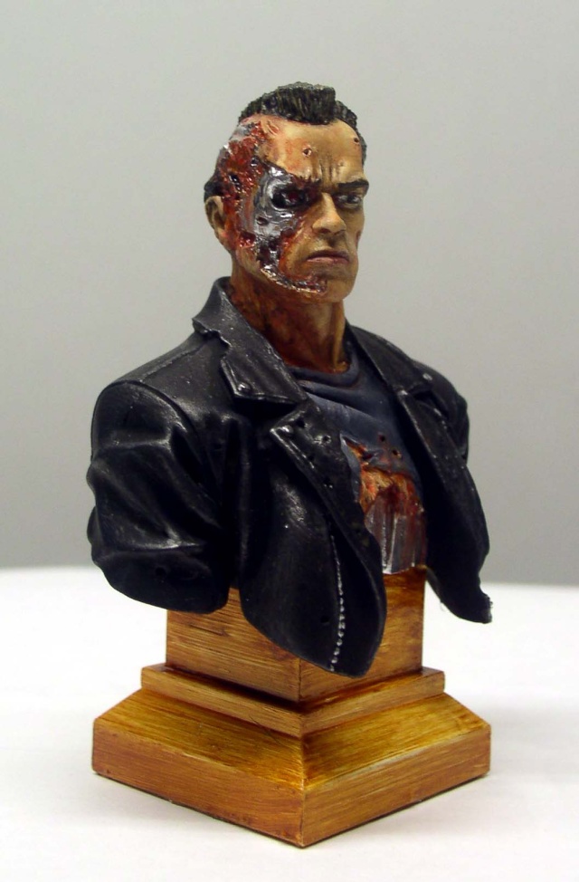 Buste T800 peint en veste de cuir noir, visage écorché révélant l'endosquelette métallique, sur socle bois