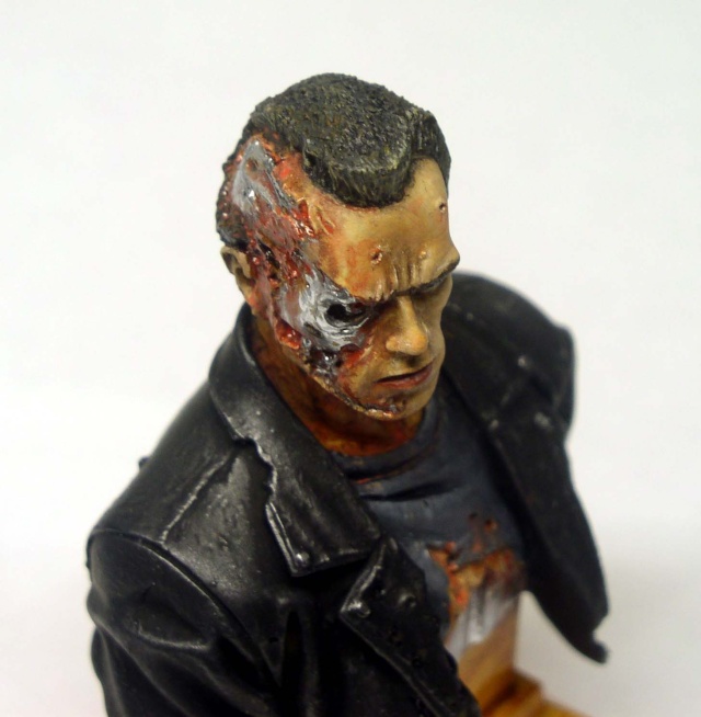Buste peint du T800 au visage écorché laissant apparaître l'endosquelette métallique, veste en cuir noir