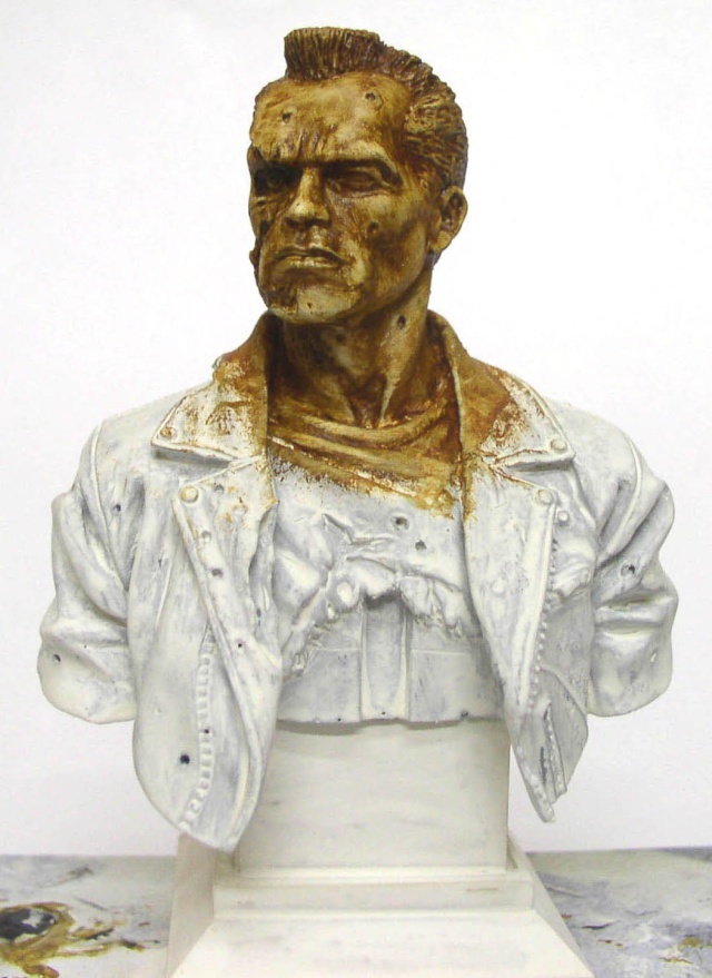 Buste T800 en cours d'apprêt, visage brun-ocre et veste en cuir gris clair sur socle
