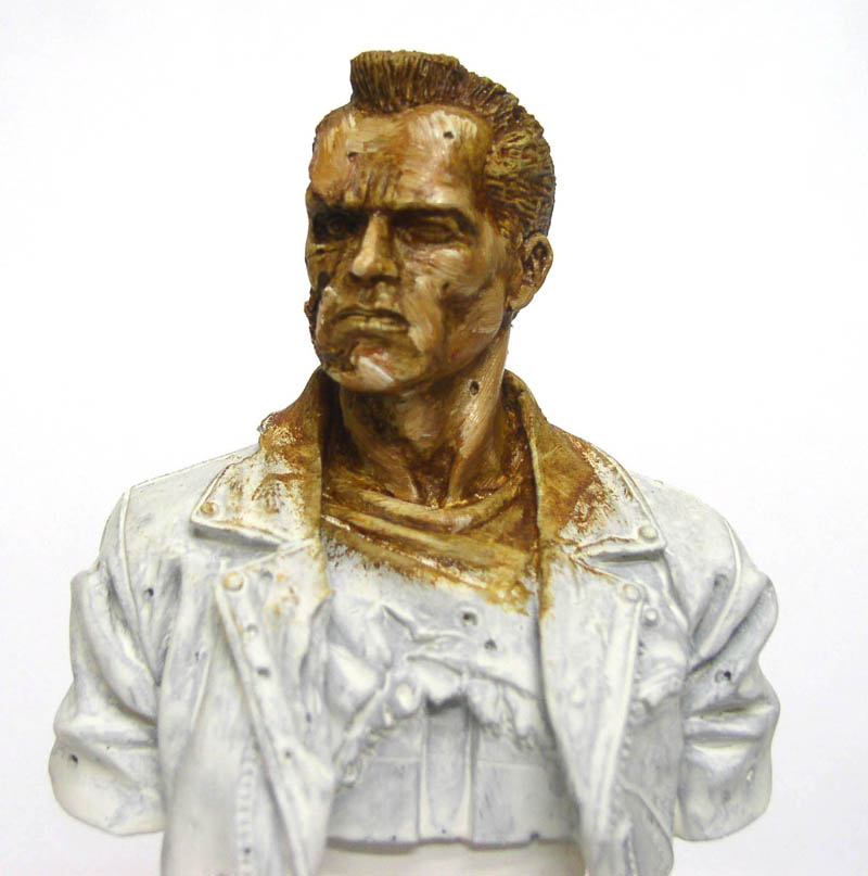 Buste T800 en cours de peinture, visage et veste avec apprêt blanc et brun