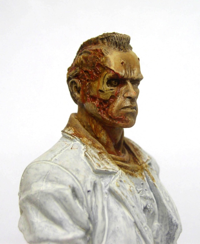 Buste T800 peint, visage endommagé révélant l'endosquelette, veste blanche, vue de profil