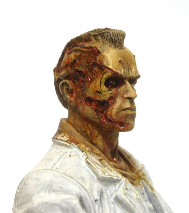 Buste peint du T800 de profil montrant le visage endommagé avec chair arrachée