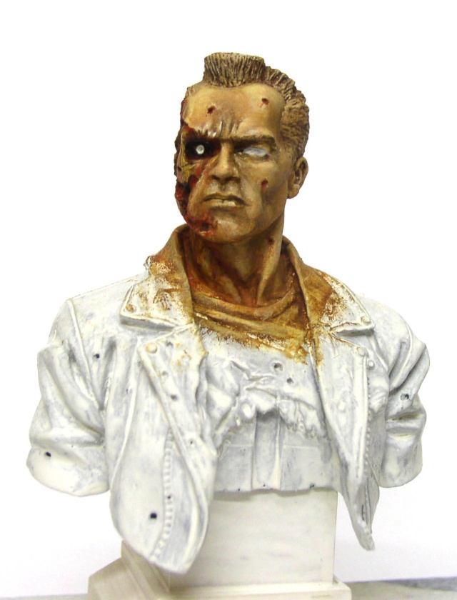 Buste T800 au visage blessé et veste blanche en cours de peinture sur socle
