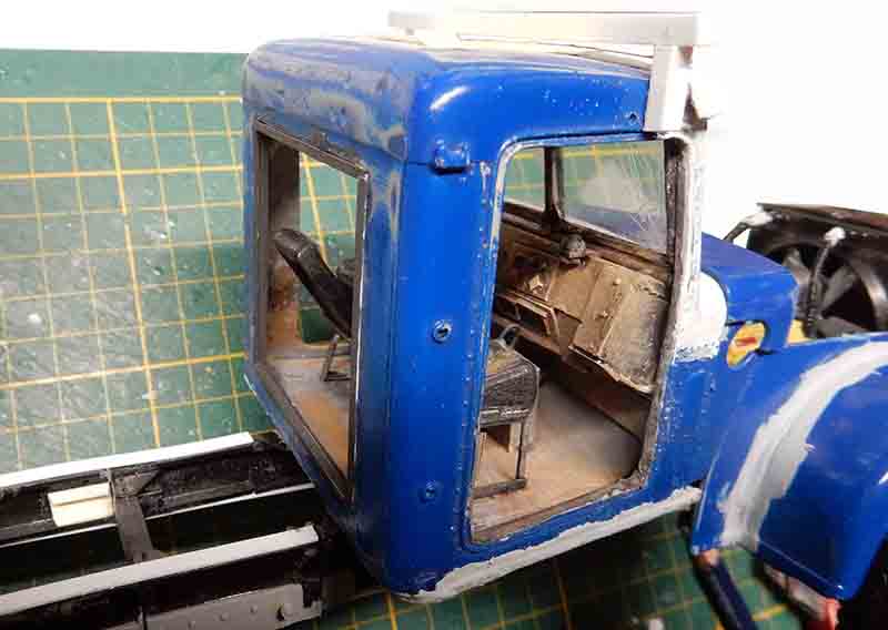 Cabine bleue de maquette de dépanneuse avec intérieur détaillé posée sur tapis de découpe