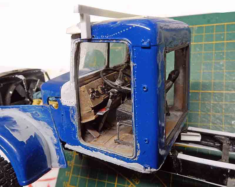 Cabine bleue de maquette de dépanneuse avec intérieur détaillé, volant et sièges visibles