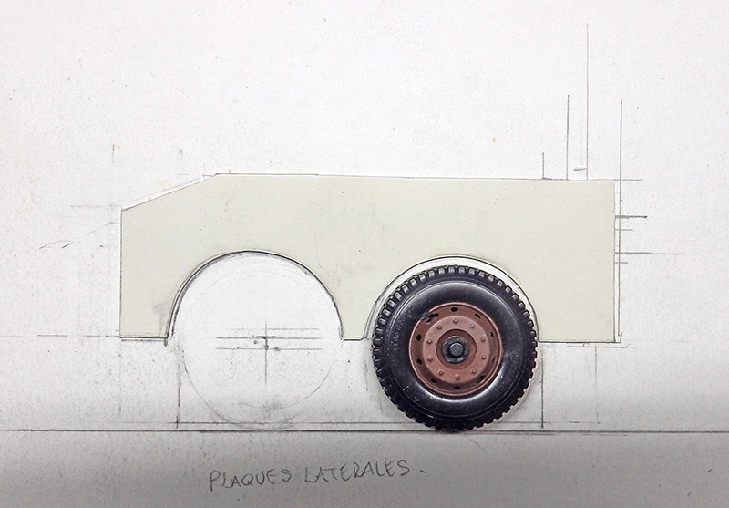Gabarit de plaque latérale en carton avec roue positionnée sur tracé crayonné, annotation plaques latérales