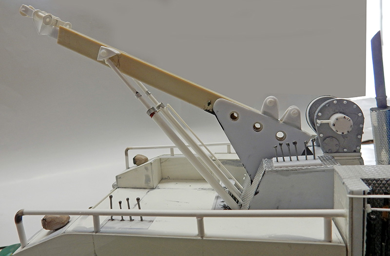 Bras de grue scratchbuild et treuil de la dépanneuse Terminator Renaissance en cours de montage