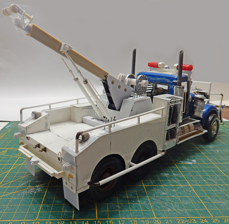 Maquette de dépanneuse Terminator Renaissance, cabine bleue et plateau blanc avec grue déployée, vue arrière
