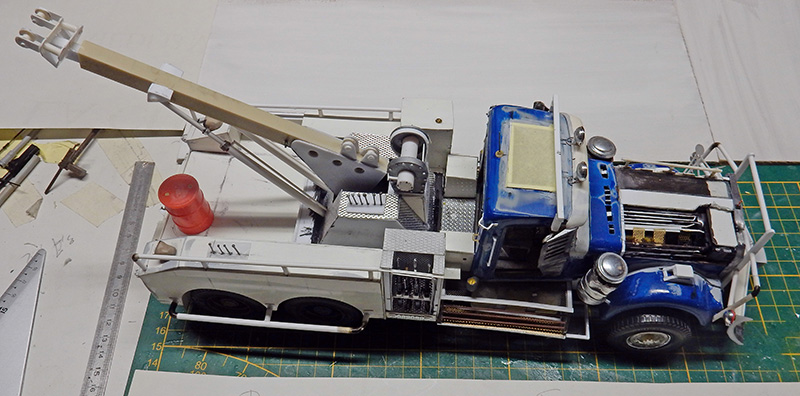 Maquette de dépanneuse Terminator Renaissance bleue et blanche avec grue et gyrophare sur tapis de découpe