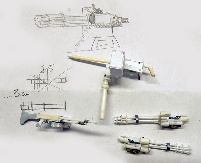 Mitrailleuses miniatures scratch en cours de fabrication avec croquis préparatoire au crayon pour la dépanneuse