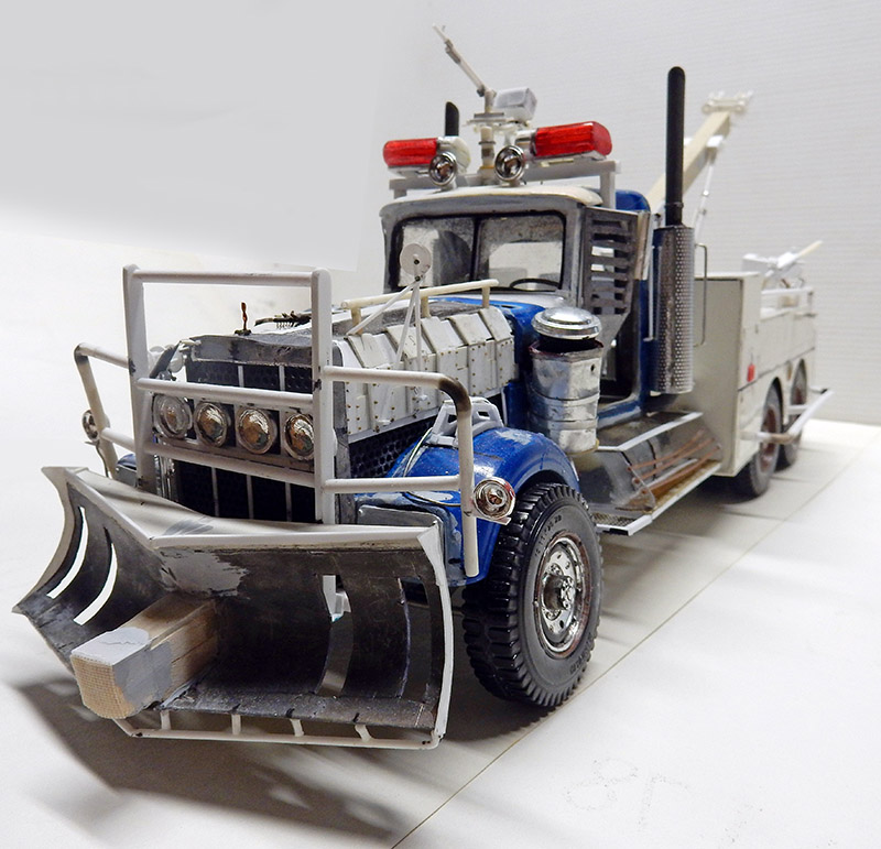 Maquette de dépanneuse bleue Terminator Renaissance avec lame chasse-neige, grue et gyrophares rouges