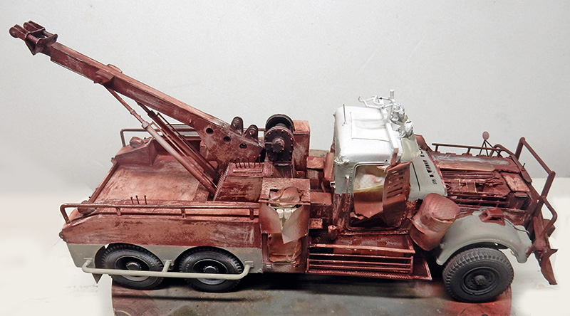 Maquette de dépanneuse rouillée vue de profil avec grue et cabine argentée
