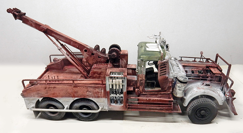 Maquette de dépanneuse Terminator Renaissance vue de profil avec grue, carrosserie rouillée et effets de vieillissement