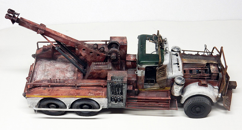 Maquette de dépanneuse rouillée Terminator Renaissance vue de profil avec grue et cabine verte