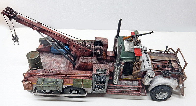 Maquette de dépanneuse post-apocalyptique vue de profil, grue, mitrailleuse et patine rouillée façon Terminator