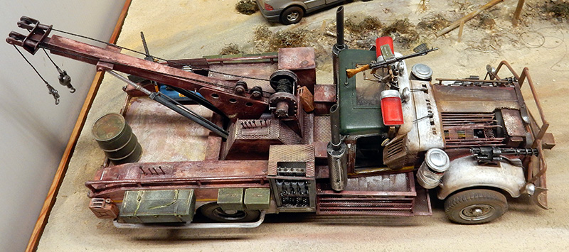 Maquette de dépanneuse post-apocalyptique vue de dessus avec grue, mitrailleuse et bidons rouillés