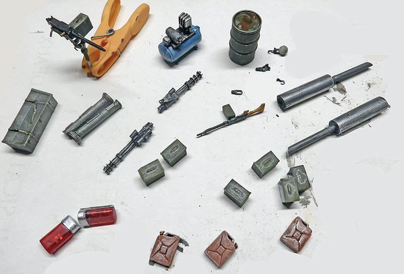 Petits accessoires peints de maquette : armes, jerrycans, baril et caisses pour la dépanneuse