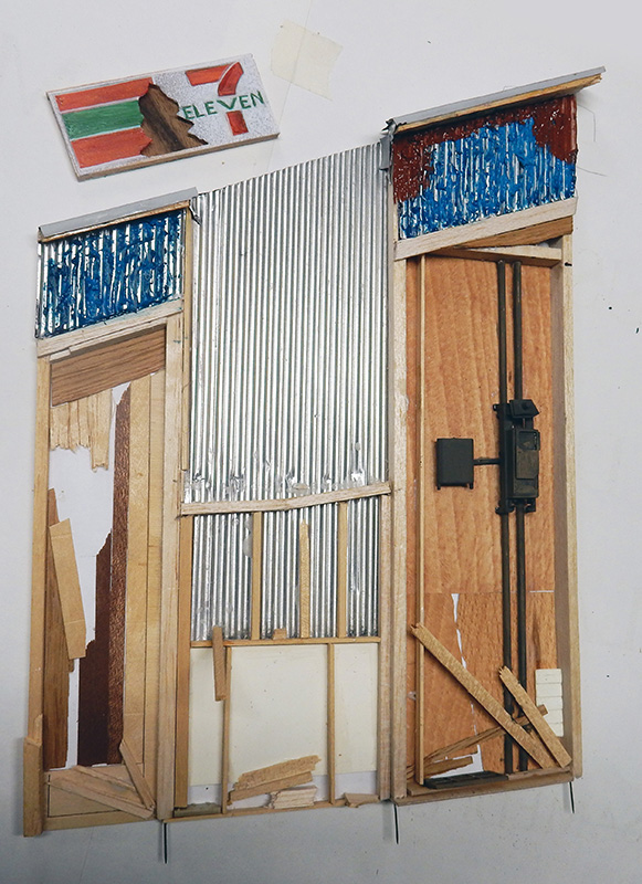 Maquette de façade de magasin 7-Eleven en ruine avec tôle ondulée et enseigne
