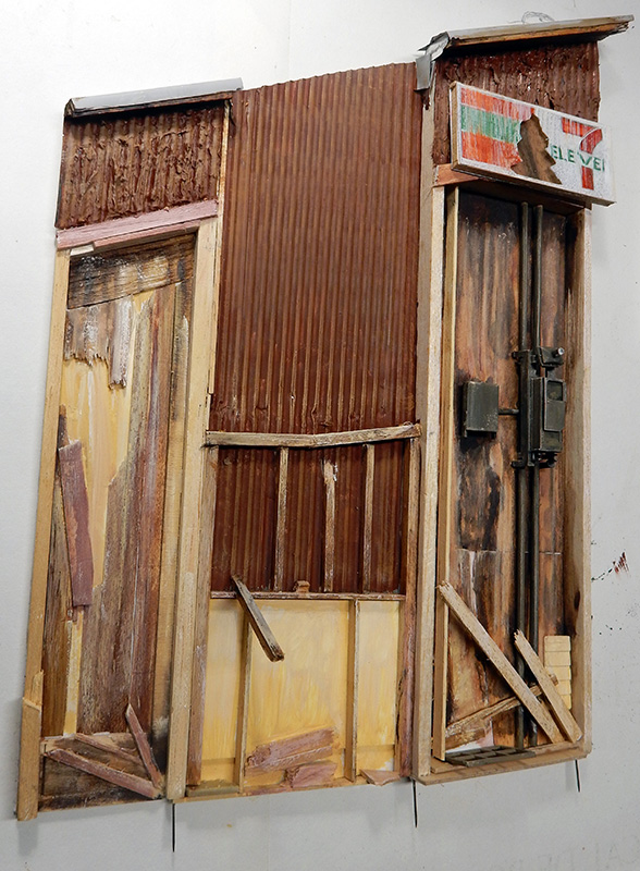 Maquette de façade délabrée en bois et tôle rouillée avec enseigne 7-Eleven