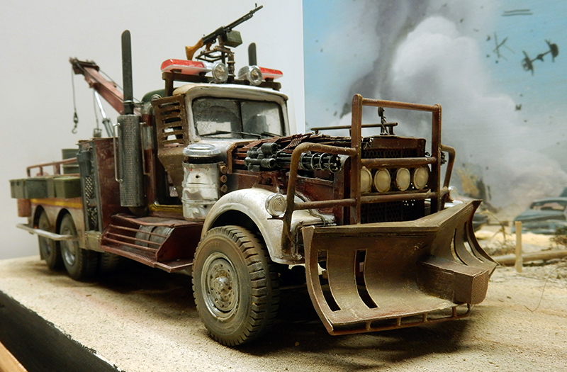 Maquette de dépanneuse post-apocalyptique avec mitrailleuse, lame avant et grue, décor de bataille