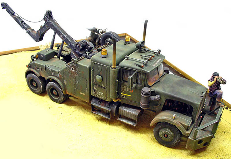 Maquette de dépanneuse militaire kaki vieillie avec grue et figurine, sur socle sable