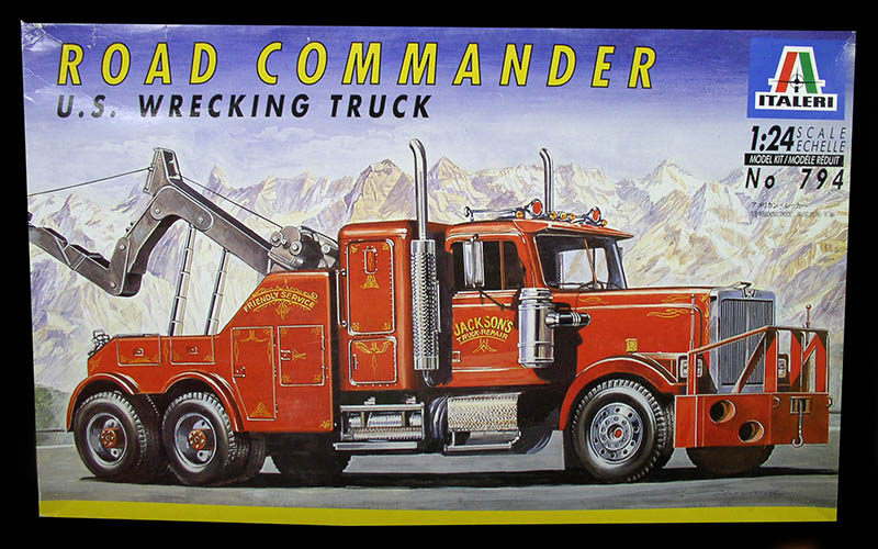 Boîte de maquette Italeri Road Commander, dépanneuse américaine rouge au 1/24 devant des montagnes