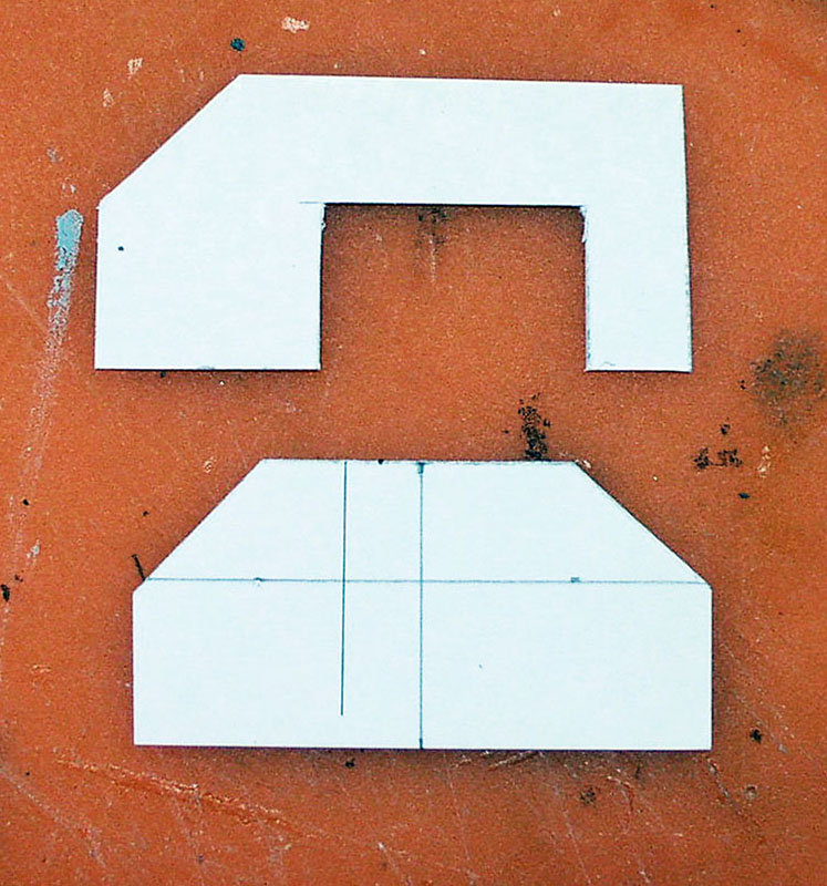 Deux pièces de carte plastique blanche découpées et tracées pour la maquette de dépanneuse