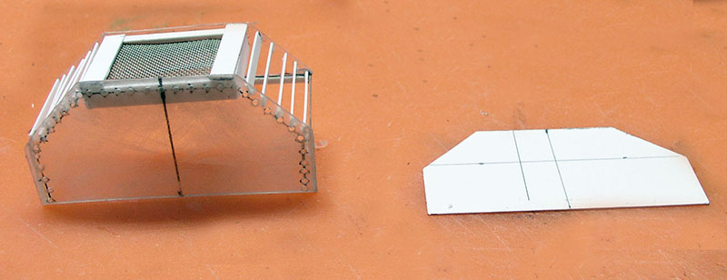 Capot moteur de dépanneuse en maquette avec grille de calandre et plaque blanche découpée