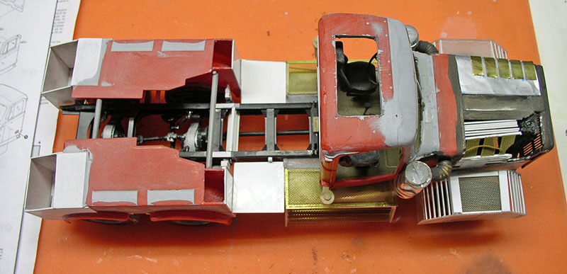 Maquette de dépanneuse Terminator vue de dessus avec châssis rouge et cabine métallique en construction